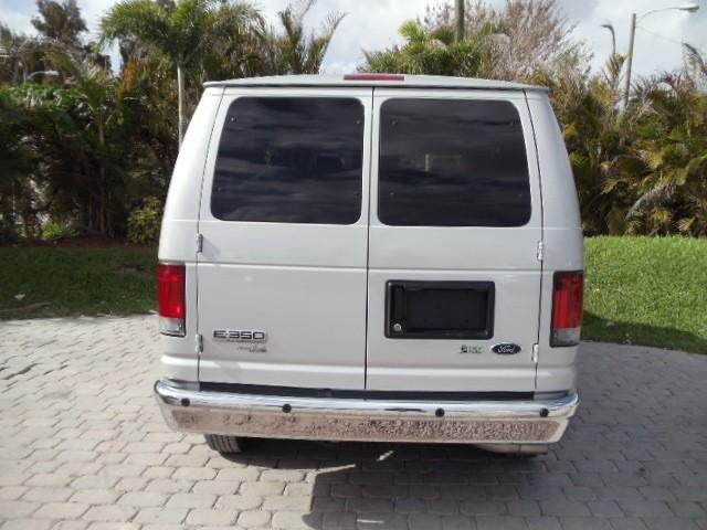 Ford Econoline Wagon 2010 photo 4