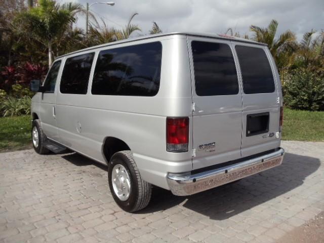 Ford Econoline Wagon 2010 photo 5
