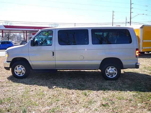 Ford Econoline Wagon 2010 photo 1