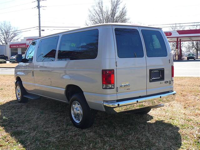 Ford Econoline Wagon 2010 photo 2
