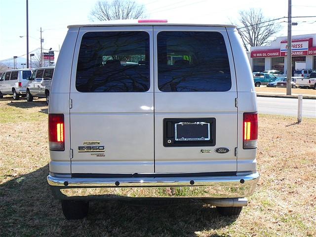 Ford Econoline Wagon 2010 photo 3