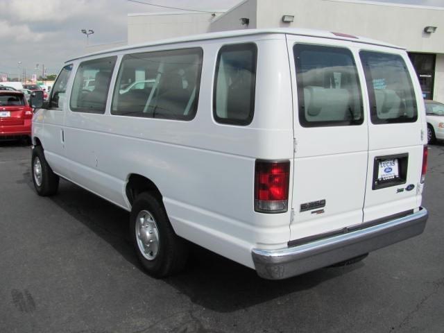 Ford Econoline Wagon 2010 photo 2