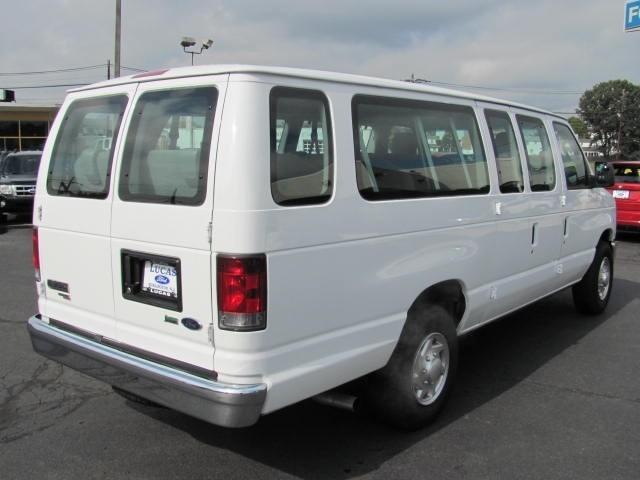Ford Econoline Wagon 2010 photo 4