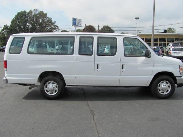 Ford Econoline Wagon 2010 photo 5