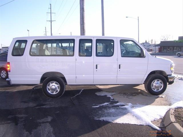 Ford Econoline Wagon 2010 photo 1