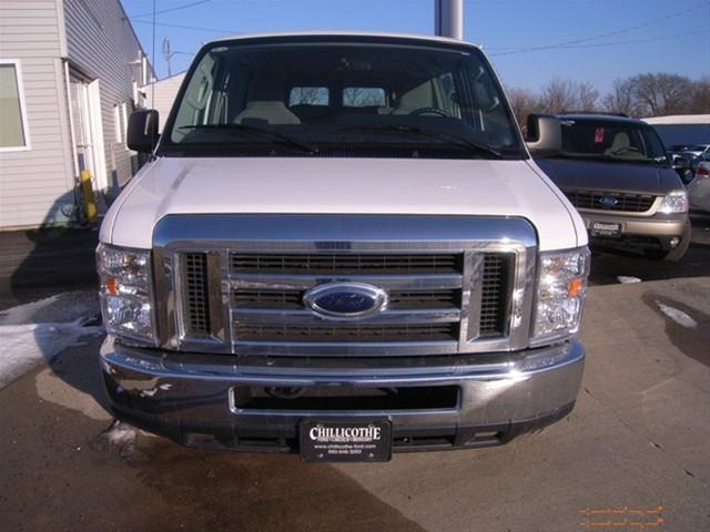 Ford Econoline Wagon 2010 photo 2