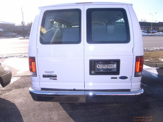 Ford Econoline Wagon 2010 photo 3