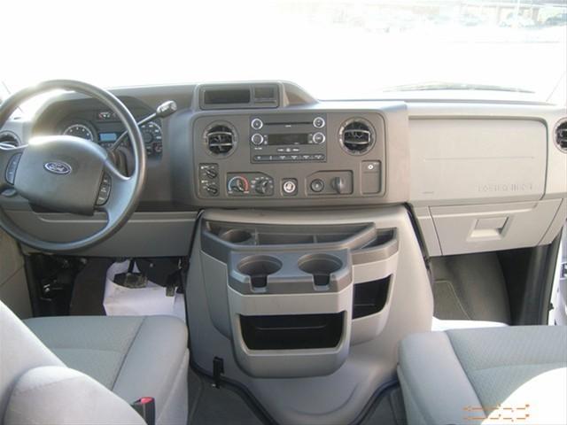 Ford Econoline Wagon 2010 photo 4