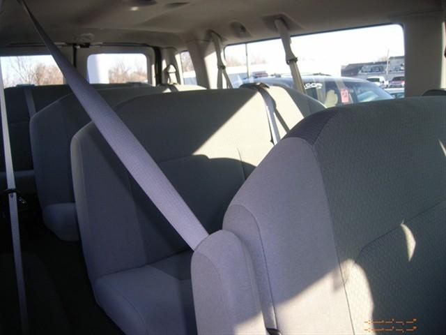 Ford Econoline Wagon 2010 photo 5