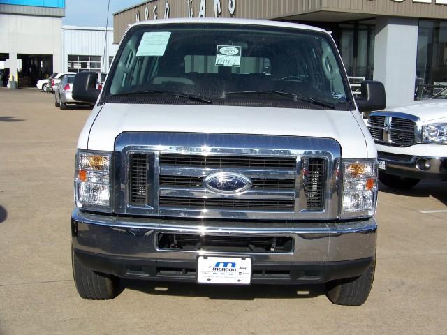Ford Econoline Wagon 2010 photo 1