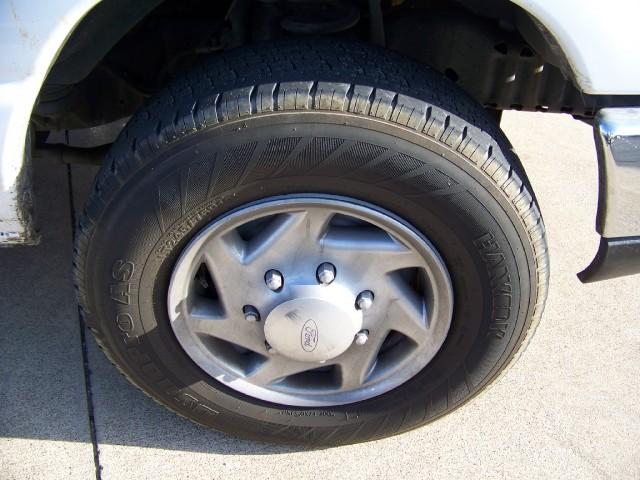 Ford Econoline Wagon 2010 photo 2