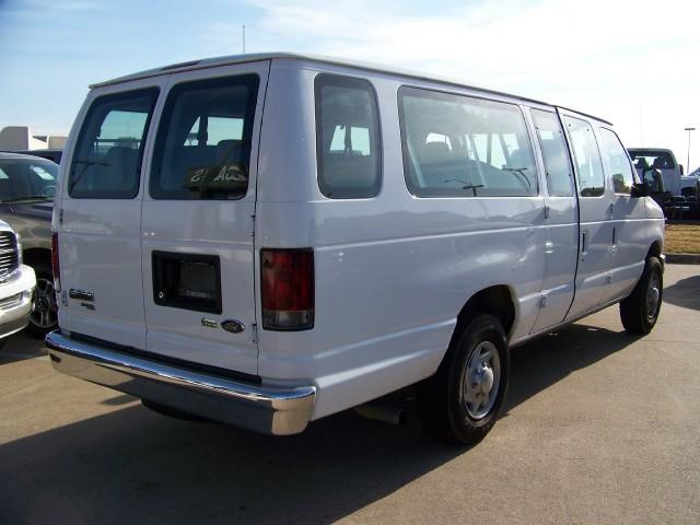 Ford Econoline Wagon 2010 photo 3