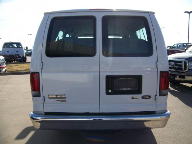 Ford Econoline Wagon 2010 photo 4