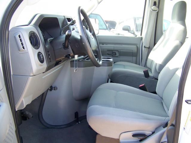 Ford Econoline Wagon 2010 photo 5