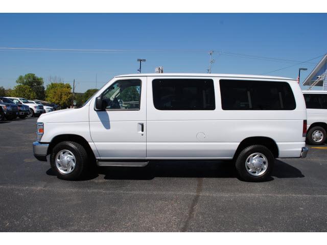 Ford Econoline Wagon 2010 photo 1