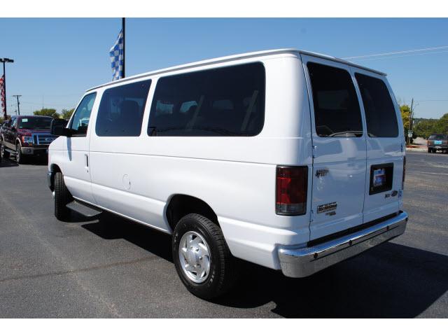 Ford Econoline Wagon 2010 photo 2