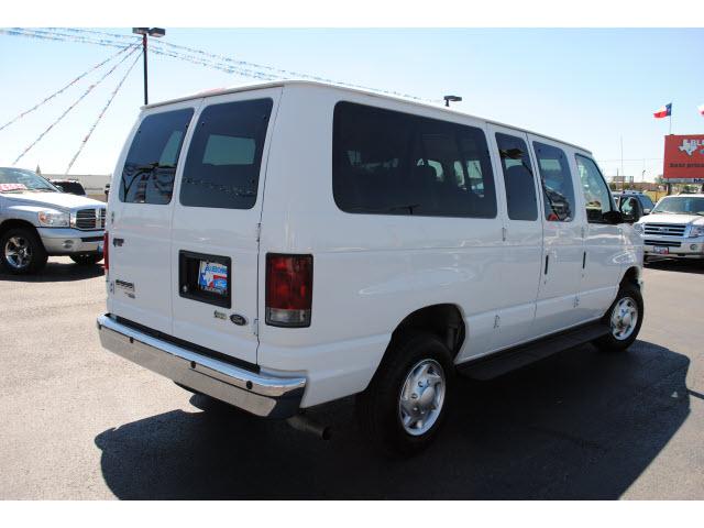 Ford Econoline Wagon 2010 photo 3