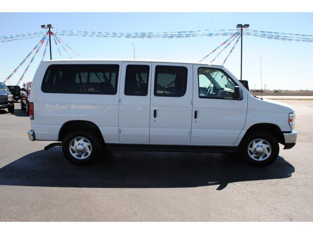 Ford Econoline Wagon 2010 photo 4