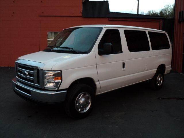 Ford Econoline Wagon 2010 photo 1