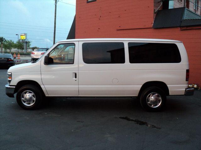 Ford Econoline Wagon 2010 photo 3