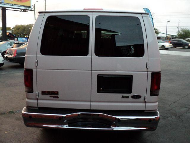 Ford Econoline Wagon 2010 photo 5