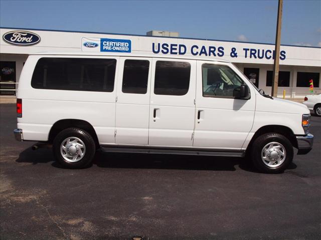 Ford Econoline Wagon 2010 photo 1