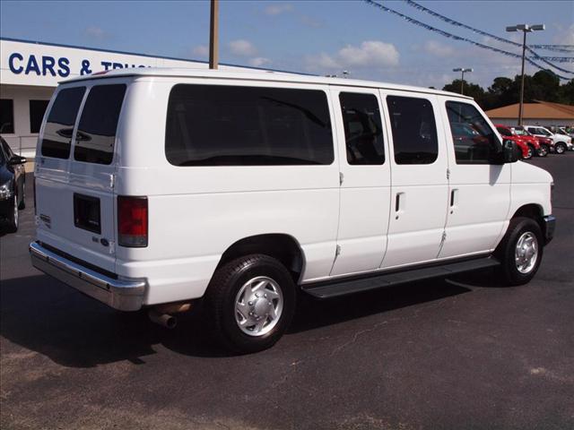 Ford Econoline Wagon 2010 photo 2