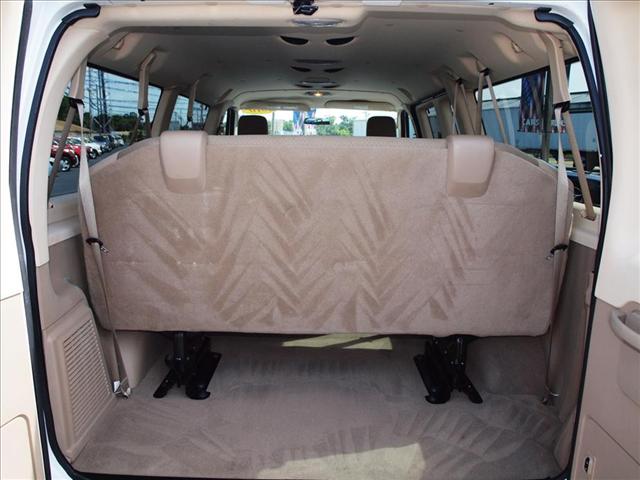 Ford Econoline Wagon 2010 photo 3