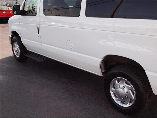 Ford Econoline Wagon 2010 photo 4