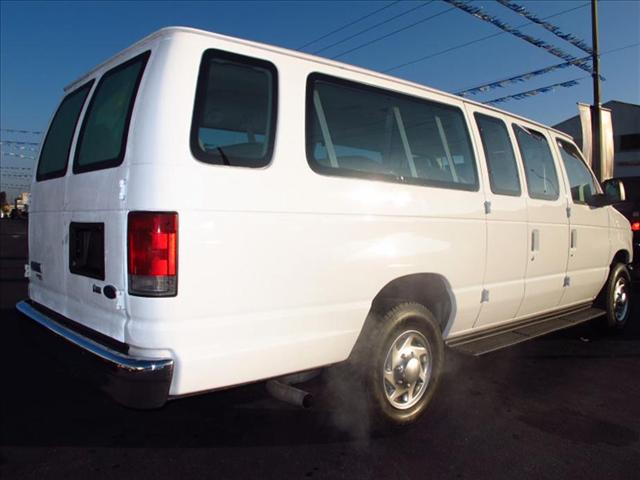 Ford Econoline Wagon 2010 photo 1