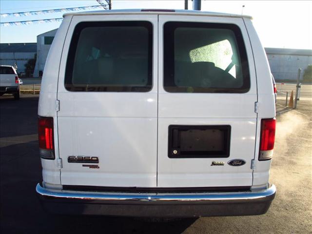 Ford Econoline Wagon 2010 photo 2