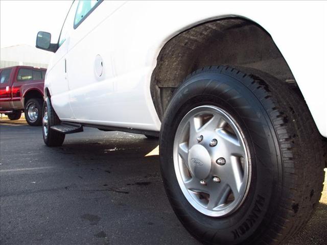 Ford Econoline Wagon 2010 photo 4