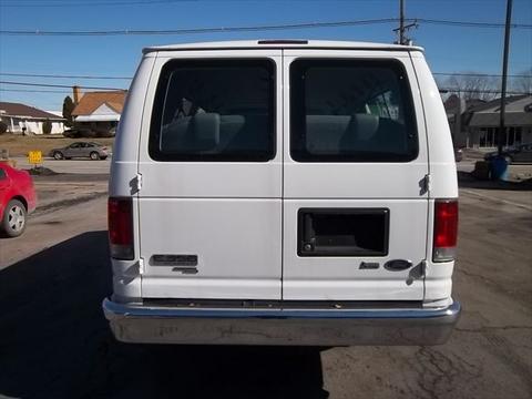 Ford Econoline Wagon 2010 photo 3