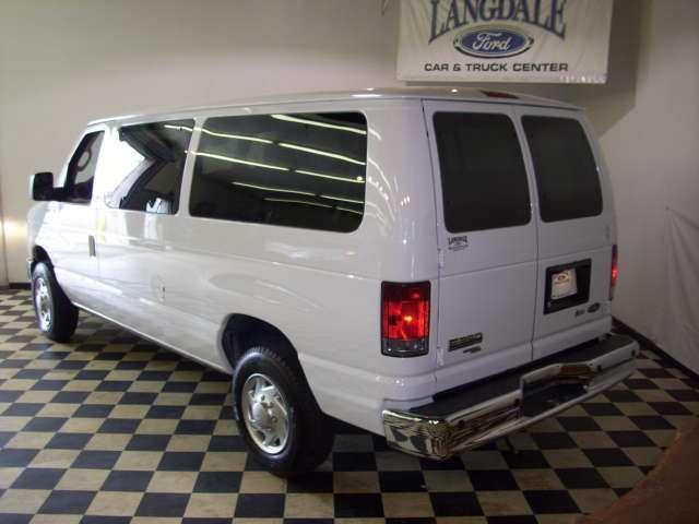 Ford Econoline Wagon 2010 photo 2