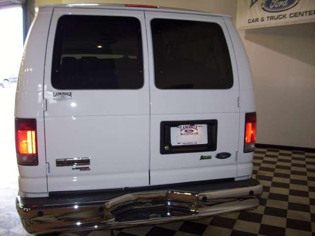 Ford Econoline Wagon 2010 photo 3