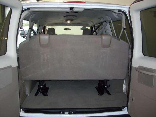 Ford Econoline Wagon 2010 photo 4