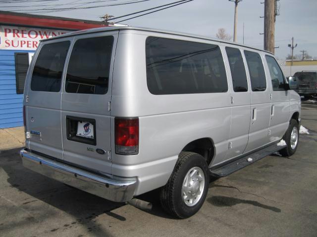 Ford Econoline Wagon 2010 photo 1
