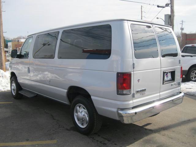 Ford Econoline Wagon 2010 photo 2
