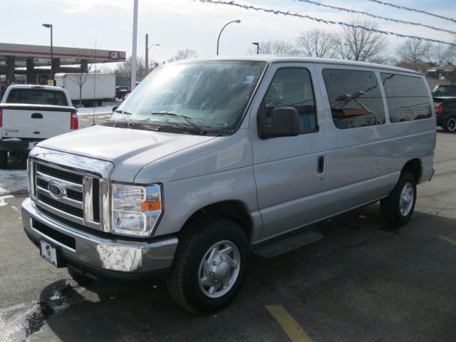 Ford Econoline Wagon 2010 photo 3