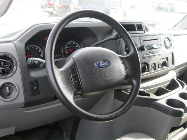 Ford Econoline Wagon 2010 photo 4