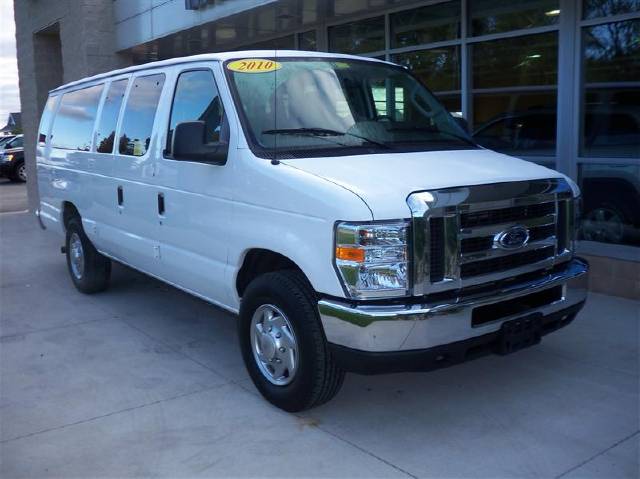 Ford Econoline Wagon 2010 photo 2