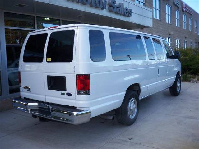 Ford Econoline Wagon 2010 photo 3