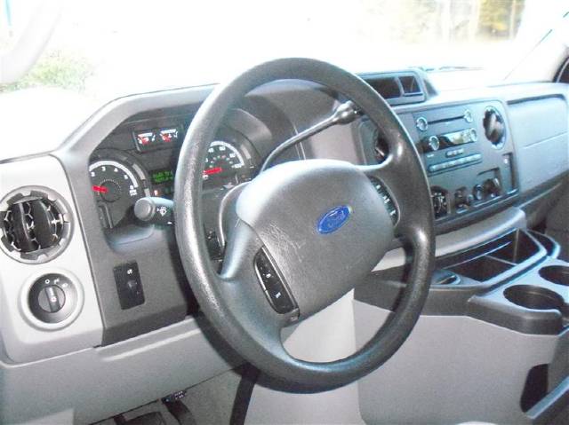 Ford Econoline Wagon 2010 photo 4