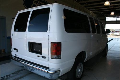 Ford Econoline Wagon 2010 photo 3