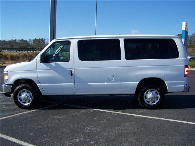 Ford Econoline Wagon 2010 photo 1