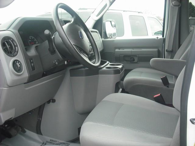 Ford Econoline Wagon 2010 photo 1