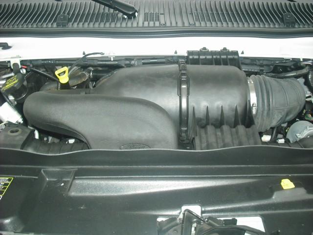 Ford Econoline Wagon 2010 photo 2