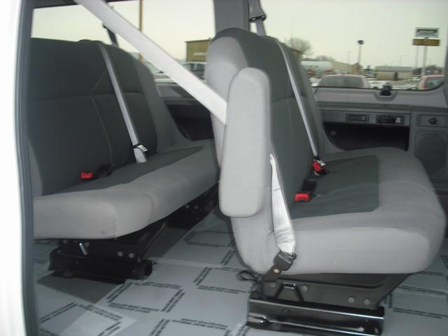 Ford Econoline Wagon 2010 photo 3