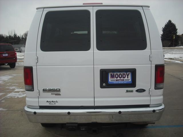 Ford Econoline Wagon 2010 photo 5
