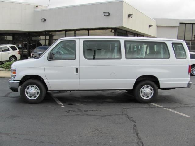Ford Econoline Wagon 2010 photo 1